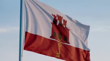 Gibraltar Cebelitarık Bayrağı Sinematik Gerçekçi Dalgalanan Dolly Mavi Gök