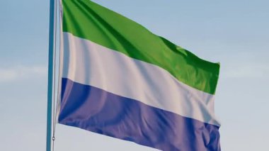 Sierra Leone, Freetown: Mavi Gökyüzüne Karşı Ulusal Bayrak Dalgalanıyor