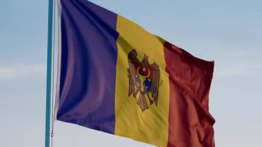 Moldova, Chisinau: Mavi Gökyüzüne Karşı Ulusal Bayrak Dalgalanıyor