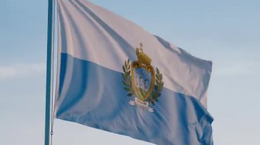 San Marino, San Marino: Mavi Gökyüzüne Karşı Ulusal Bayrak Dalgalanıyor