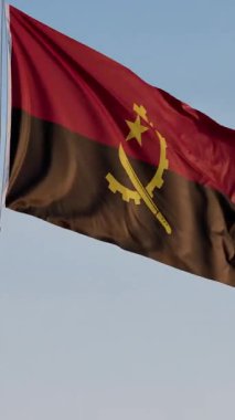 Angola, Luanda: Mavi Gökyüzüne Karşı Sinematik Düşey Dalgalanma Ulusal Bayrağı