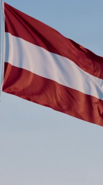 Avusturya, Viyana: Mavi Gökyüzüne Karşı Sinematik Dikey Dalgalanma Ulusal Bayrağı