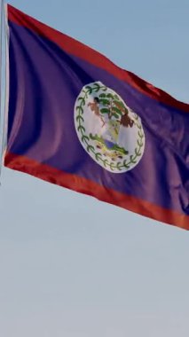 Belize, Belmopan: Sinematik Dikey Dalgalanan Ulusal Gökyüzüne Karşı Bayrak