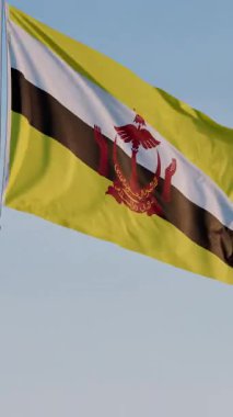 Brunei, Bandar Seri Begawan: Mavi Gökyüzüne Karşı Ulusal Bayrak Dalgalanması