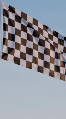 Damalı Bayrak: Mavi Gökyüzüne Karşı Sinema Düşey Dalgalanan Yarış Bayrağı