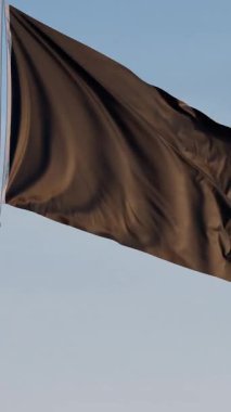 Siyah Bayrak: Mavi Gökyüzüne Karşı Sinema Düşey Dalgalanma Bayrağı