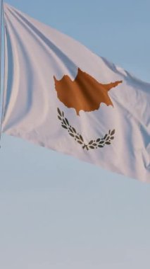 Kıbrıs Rum Kesimi, Lefkoşe: Mavi Gökyüzüne Karşı Ulusal Bayrak Dalgalanıyor