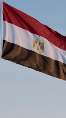 Mısır, Kahire: Mavi Gökyüzüne Karşı Sinema Düşey Dalgalanan Ulusal Bayrak