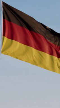 Almanya, Berlin: Mavi Gökyüzüne Karşı Sinema Düşey Dalgalanan Ulusal Bayrak
