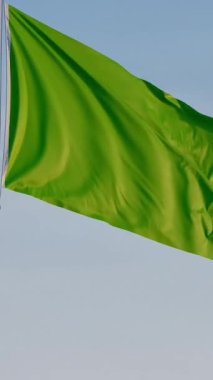 Yeşil Bayrak: Mavi Gökyüzüne Karşı Sinema Düşey Dalgalanma Bayrağı