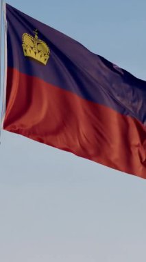 Lihtenştayn, Vaduz: Mavi Gökyüzüne Karşı Sinema Düşey Dalgalanan Ulusal Bayrak