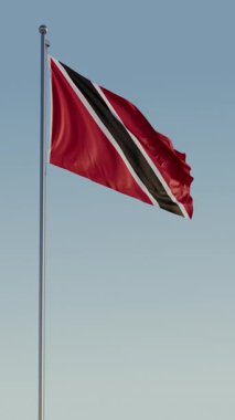 Trinidad ve Tobago, İspanya Limanı: Sinematik Dalgalanan Ulusal Bayrak Mavi Gökyüzüne Karşı Kusursuz Döngü