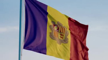 Andorra, Andorra la Vella: Mavi Gökyüzüne Karşı Ulusal Bayrak Dalgalanıyor