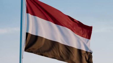 Yemen, Sanaa: Mavi Gökyüzüne Karşı Ulusal Bayrak Dalgalanıyor