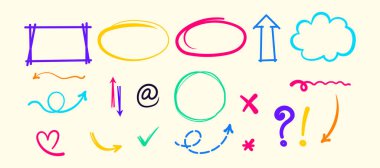 Oklar, çerçeveler, daireler ve vurgu, röfle ve notlar için çeşitli semboller içeren canlı, el çizimi karalama tasarım elementleri koleksiyonu.