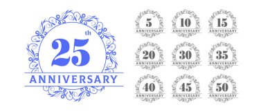 Dekoratif çiçek çerçeveli yıldönümü rozetlerinin zarif vektör koleksiyonu. Dönüm noktası numaralarını içerir: 5, 10, 15, 20, 25, 30, 35, 40, 45, 50.