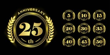 Defne çelenkli altın yıl dönümü kutlaması logoları. 5, 10, 15, 20, 25, 30, 35, 40, 45 ve 50 yılı kapsar. Jübile etkinlikleri için zarif tasarım.
