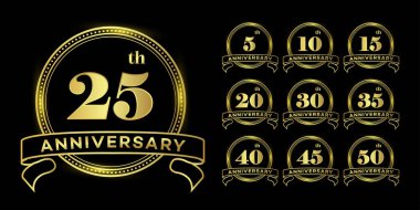 Kutlamalar için bir dizi altın yıldönümü logosu ve amblemi. 5, 10, 15, 20, 25, 30, 35, 40, 45, 50 yıl. Siyah bir arkaplanda lüks tasarım.