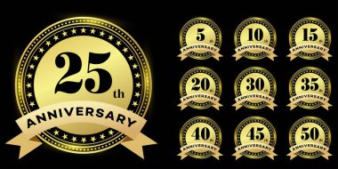 5, 10, 15, 20, 25, 30, 35, 40, 45 ve 50 yıllık altın yıldönümü kutlamaları rozetleri. Siyah arkaplanda vektör tasarımı ögeleri.