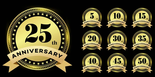 5, 10, 15, 20, 25, 30, 35, 40, 45 ve 50 yıllık altın yıldönümü kutlamaları rozetleri. Siyah arkaplanda vektör tasarımı ögeleri.
