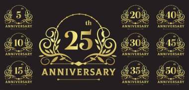 5, 10, 15, 20, 25, 30, 35, 40, 45, 50 yıllarının zarif altın yıl dönümü logoları. Siyah bir arkaplanda kutlama ve jübile etkinlikleri için süslemeli vektör amblemleri.