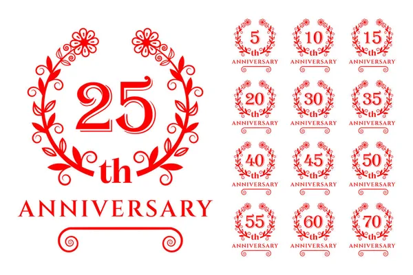 Çiçekli kırmızı yıldönümü amblemi seti. Yıllık logoları içerir 5, 10, 15, 20, 25, 30, 35, 40, 45, 50, 55, 60, ve 70.