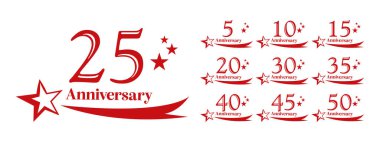 Kırmızı ile yıldönümü kutlaması logoları. 5, 10, 15, 20, 25, 30, 35, 40, 45 ve 50 yıllık simgeleri içerir. Pazarlama ve markalaşma için vektör grafik tasarımı.