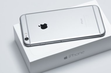 IPhone 6 Plus başlatmak şehirden Galati, Romanya yerel bir mağaza. IPhone 6 Plus geri on bir perakende kutusu