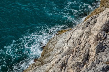 Kayalık kıyıda sıçramasına dalgalar