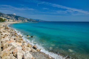 Kum, kaya, dalgalar ve Binalar ile Akdeniz kıyı şeridi