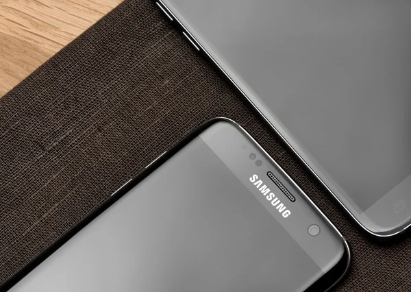 Samsung Galaxy S7 i S7 Edge uruchomić w lokalnym sklepie z miasta Galati, Rumunia — Zdjęcie stockowe