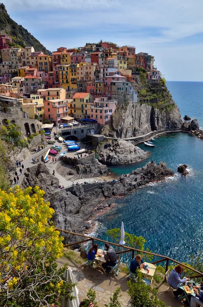 Ресторан рядом с морем, Манарола, Cinque Terre, Италия — стоковое фото