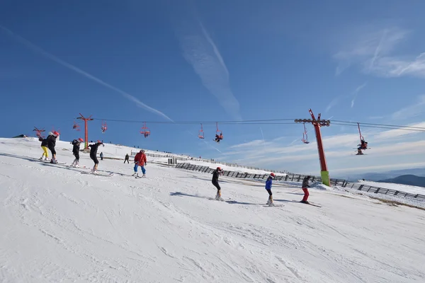 Pista de esquí con telesilla en el fondo y cielo azul —  Fotos de Stock