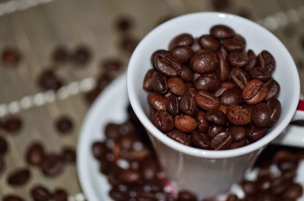 Kaffe beens i cupen — Stockfoto