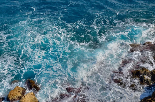 Vågor över klippor — Stockfoto
