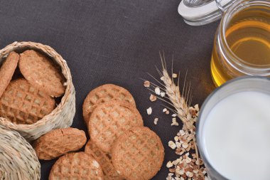 Sabah Kahvaltı gevreği bisküvi, süt ve bal ile