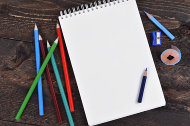 Not pad, kalem ve kalemtıraş bir rustik wenge ahşap çalışma masası