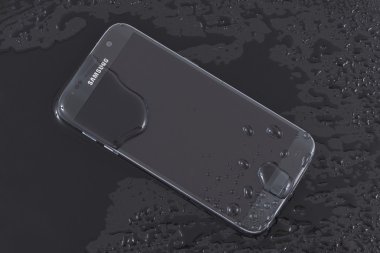 Samsung Galaxy S7 üzerinde su sıçrama. Galaxy S7 su direnci IP68 standart test