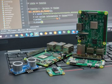 Galati, ROMANIA - 02 Kasım 2020: Raspberry Pi 4 Model-B, Raspberry Pi 3 Model-B ve Raspberry Pi Zero W dizüstü bilgisayarda yakın plan. Ahududu Pi, İngiltere 'de geliştirilmiş kredi kartı büyüklüğünde tek kartlı bir bilgisayardır.