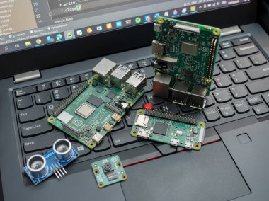 Galati, ROMANIA - 02 Kasım 2020: Raspberry Pi 4 Model-B, Raspberry Pi 3 Model-B ve Raspberry Pi Zero W dizüstü bilgisayarda yakın plan. Ahududu Pi, İngiltere 'de geliştirilmiş kredi kartı büyüklüğünde tek kartlı bir bilgisayardır.
