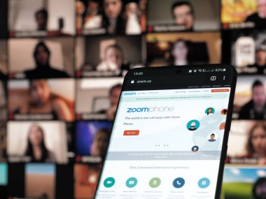 11 Ocak 202 - Bükreş, Romanya: Zoom web sitesinde ZoomPhone 'un arka plan monitöründe toplantısını gösteren akıllı telefon