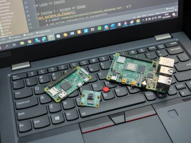 Galati, ROMANIA - 02 Kasım 2020: Raspberry Pi 4 Model-B, Raspberry Pi 3 Model B ve Raspberry Pi Zero W dizüstü bilgisayarda yakın plan. Ahududu Pi, İngiltere 'de geliştirilmiş kredi kartı büyüklüğünde tek kartlı bir bilgisayardır.