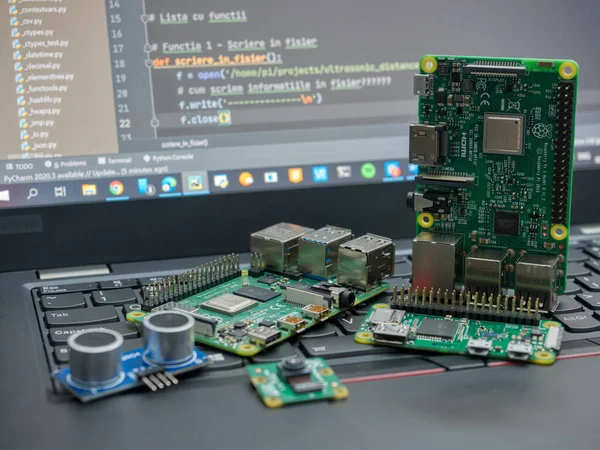 Galati, ROMANIA - 02 Kasım 2020: Raspberry Pi 4 Model-B, Raspberry Pi 3 Model-B ve Raspberry Pi Zero W dizüstü bilgisayarda yakın plan. Ahududu Pi, İngiltere 'de geliştirilmiş kredi kartı büyüklüğünde tek kartlı bir bilgisayardır.