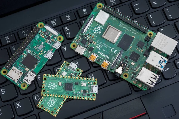 Galati, ROMANIA - 09 Şubat 2021: Raspberry Pi Pico, Raspberry Pi 4b ve Raspberry Pi Zero W dizüstü bilgisayarda yakın plan.
