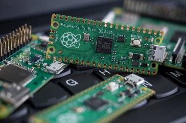 Galati, ROMANIA - 09 Şubat 2021: Raspberry Pi Pico, Raspberry Pi 4b ve Raspberry Pi Zero W dizüstü bilgisayarda yakın plan.