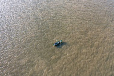 Romanya 'nın Galati kenti yakınlarındaki Tuna Nehri' ndeki bir teknenin havadan görüntüsü. Gün batımı ılık ışık