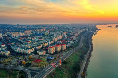 Galati, ROMANIA - 19 Mart 2021: Galati City, Romanya 'nın havadan görüşü. Tuna Nehri şehrin yakınında, gün doğumuyla birlikte ılık gün ışığıyla