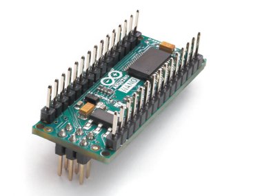 Galati, Romanya - 12 Temmuz 2021: Elektronik ve robot projelerinin uygulanması için orijinal Arduino Nano kurulu. Beyaz arkaplanda izole.