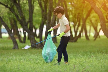 Çöp tenekesini geri dönüşümlü çöp çöpü temizleme eğitimi. Doğa temizliği, gönüllü ekoloji yeşil kavramı. Genç erkekler ve çocuklar bahar ormanlarını gün batımında alırlar. Çevre plastik kirliliği