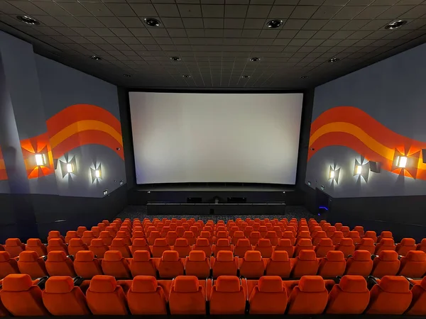 Intérieur Grand Cinéma Sièges Vides Attendant Film Sur Écran Blanc — Photo